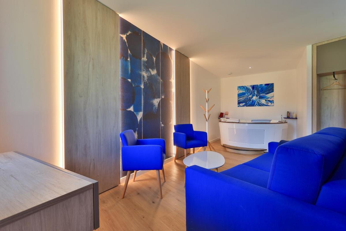 Coin salon dans l'établissement Logis Hôtel & Spa Déjeunez Sous L'Arbre