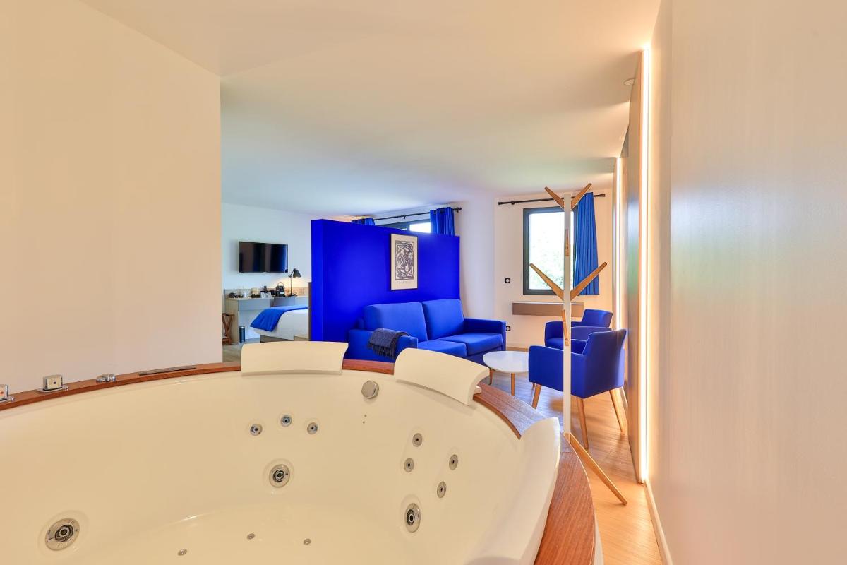 Photo de la galerie de l'établissement Logis Hôtel & Spa Déjeunez Sous L'Arbre, à Rousset
