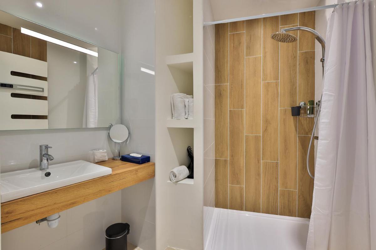 Salle de bains dans l'établissement Logis Hôtel & Spa Déjeunez Sous L'Arbre