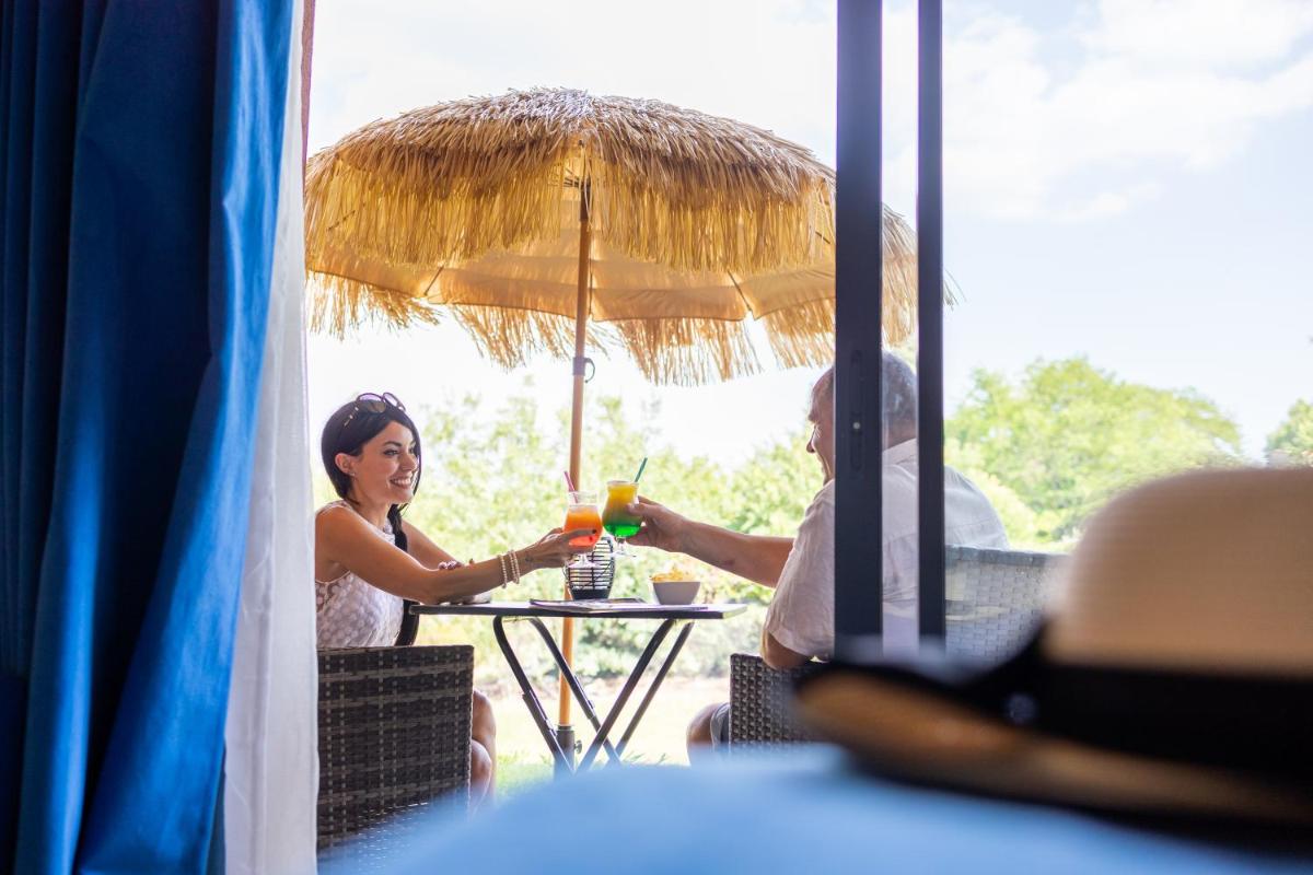 Clients de l'établissement Logis Hôtel & Spa Déjeunez Sous L'Arbre