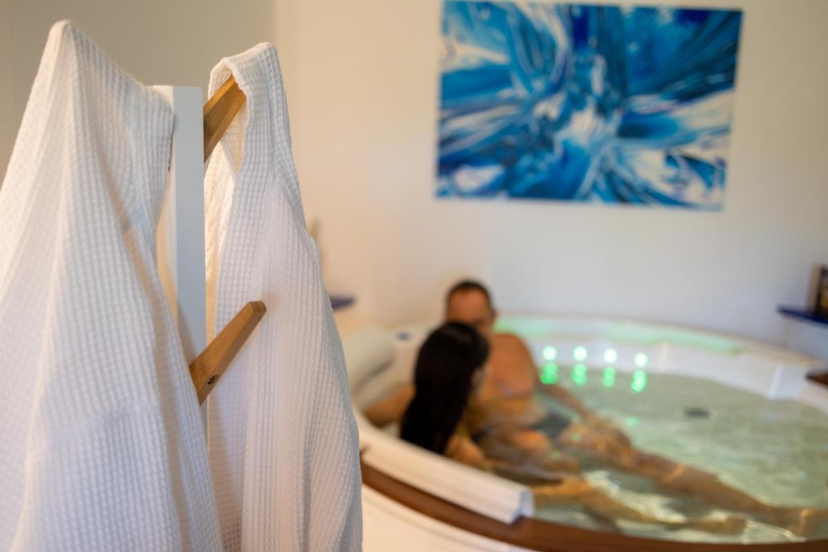 Clients de l'établissement Logis Hôtel & Spa Déjeunez Sous L'Arbre