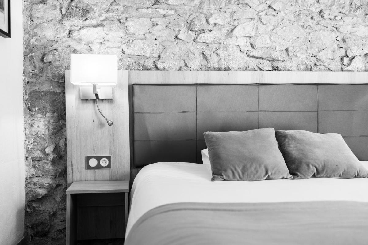 Un ou plusieurs lits dans un hébergement de l'établissement Logis Hôtel & Spa Déjeunez Sous L'Arbre
