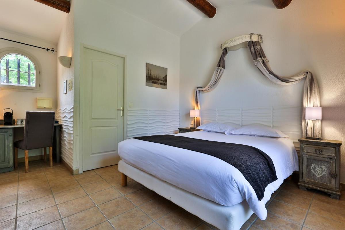 Un ou plusieurs lits dans un hébergement de l'établissement Logis Hôtel & Spa Déjeunez Sous L'Arbre