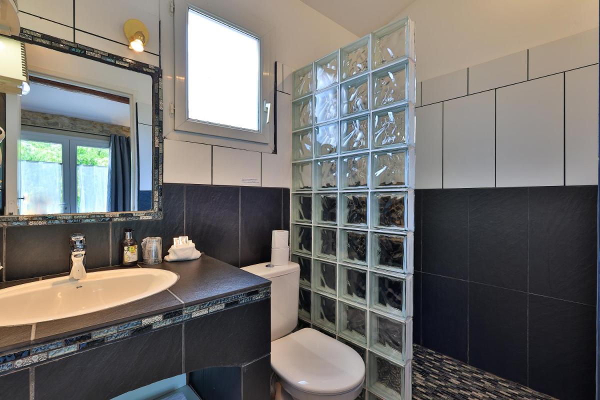 Salle de bains dans l'établissement Logis Hôtel & Spa Déjeunez Sous L'Arbre
