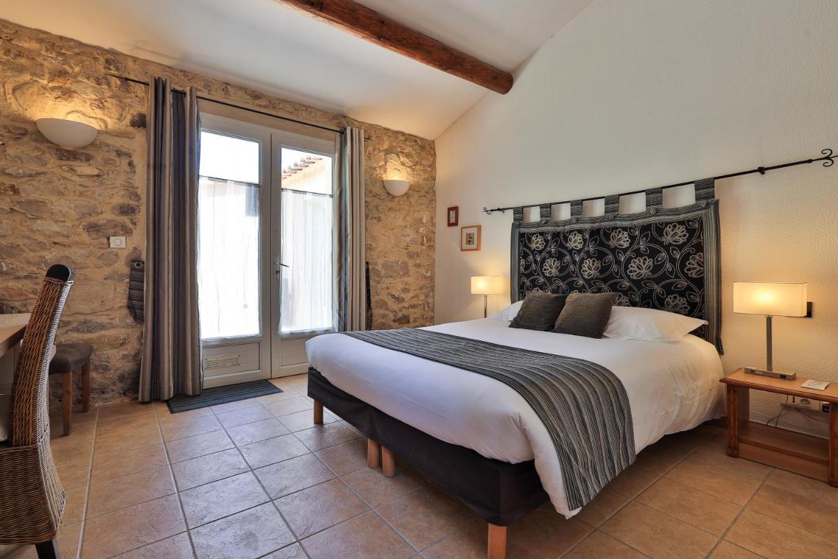 Un ou plusieurs lits dans un hébergement de l'établissement Logis Hôtel & Spa Déjeunez Sous L'Arbre