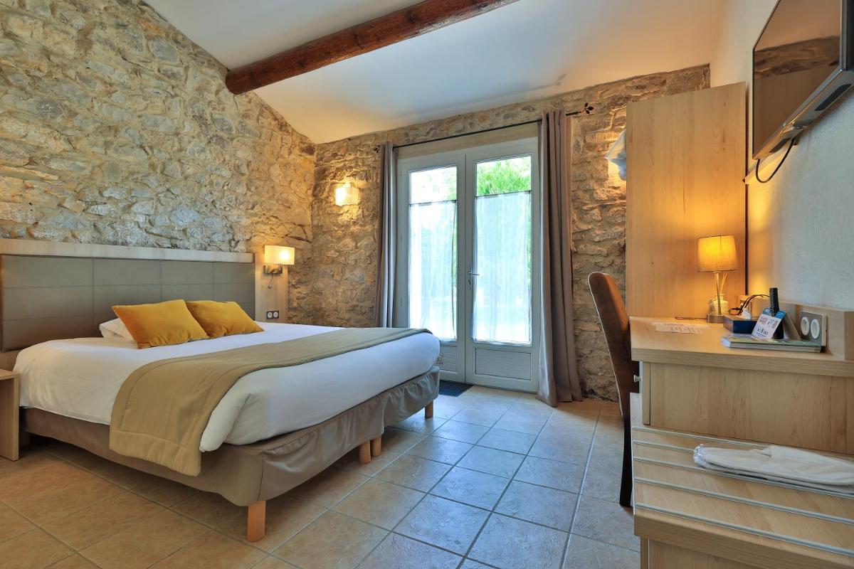Un ou plusieurs lits dans un hébergement de l'établissement Logis Hôtel & Spa Déjeunez Sous L'Arbre