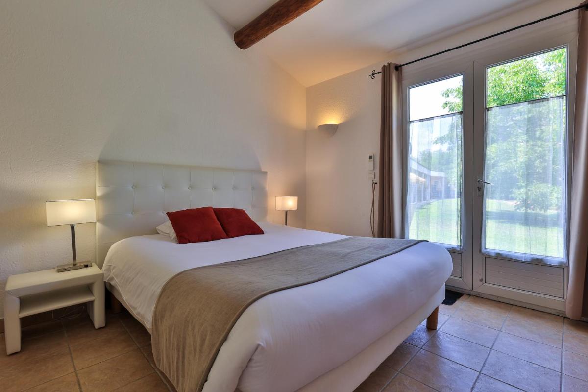 Un ou plusieurs lits dans un hébergement de l'établissement Logis Hôtel & Spa Déjeunez Sous L'Arbre