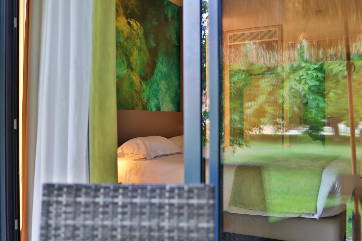 Coin salon dans l'établissement Logis Hôtel & Spa Déjeunez Sous L'Arbre