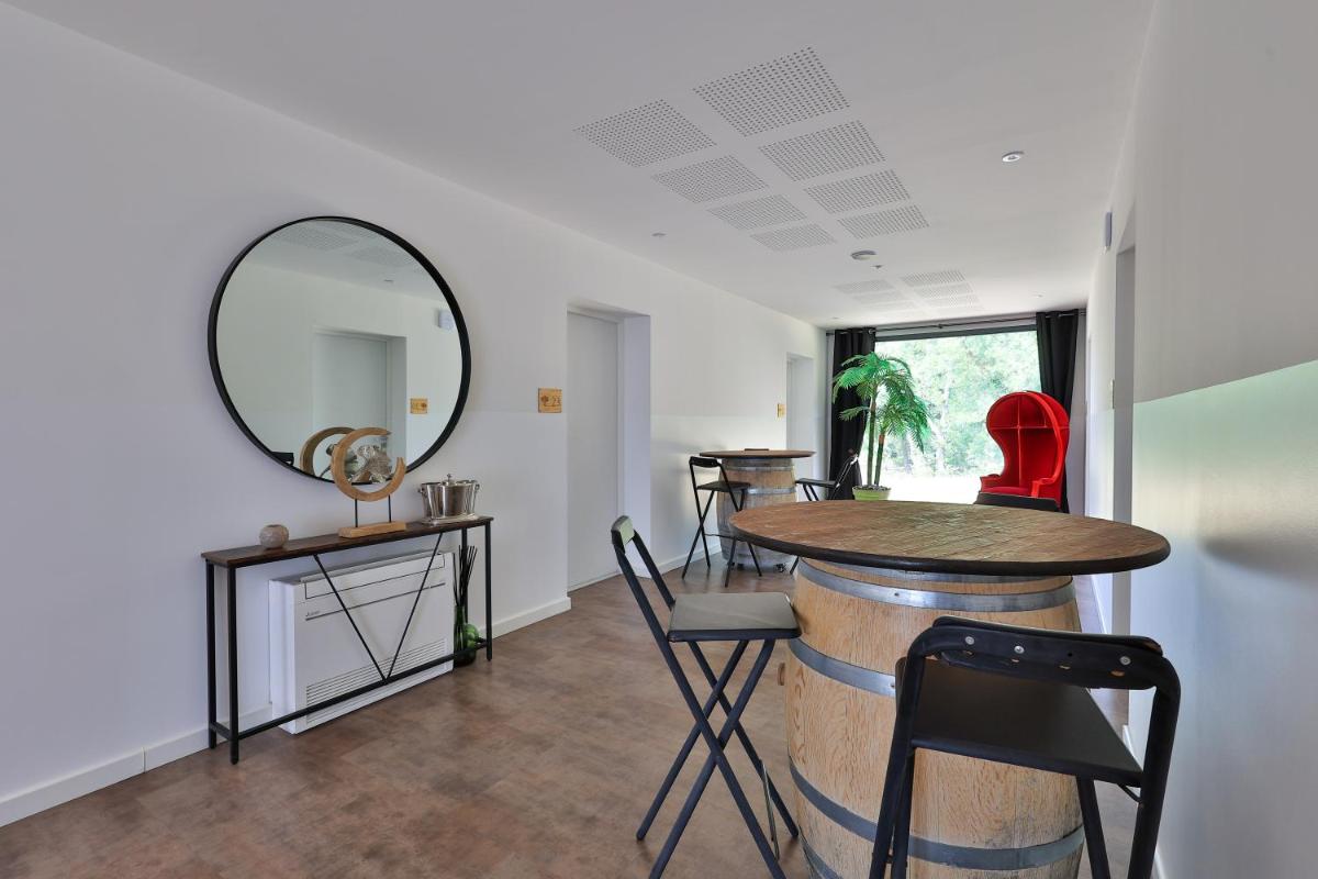 Photo de la galerie de l'établissement Logis Hôtel & Spa Déjeunez Sous L'Arbre, à Rousset