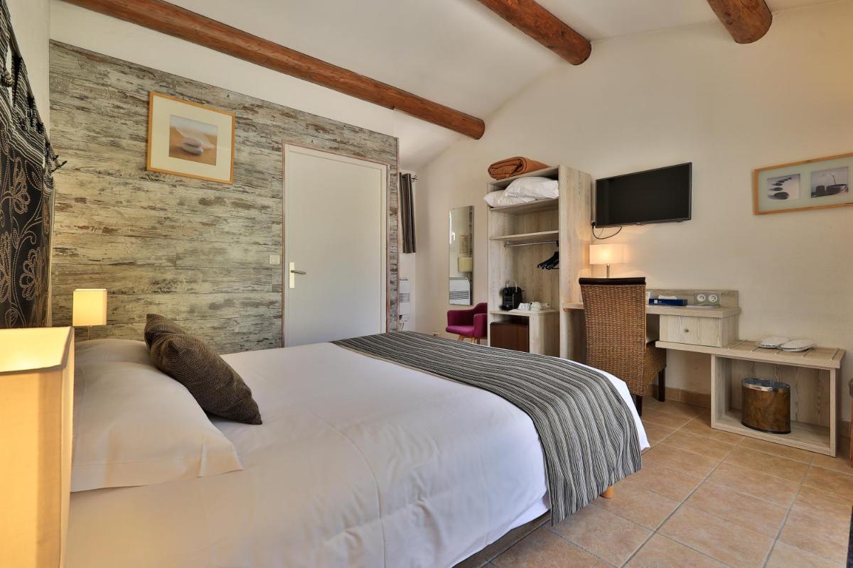 Un ou plusieurs lits dans un hébergement de l'établissement Logis Hôtel & Spa Déjeunez Sous L'Arbre