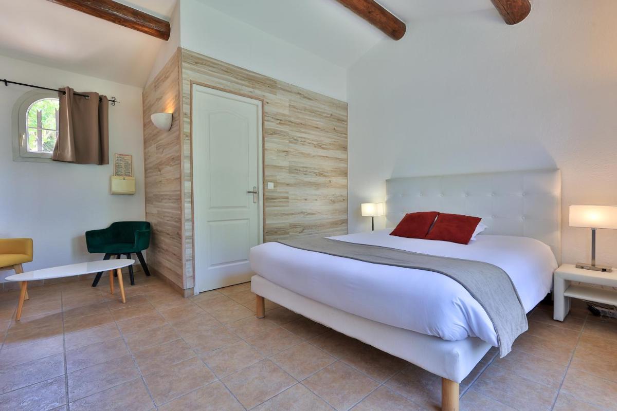 Un ou plusieurs lits dans un hébergement de l'établissement Logis Hôtel & Spa Déjeunez Sous L'Arbre