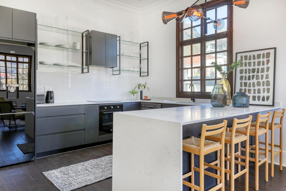 Secure & Central: Villa with Views of Table Mountain - Housity