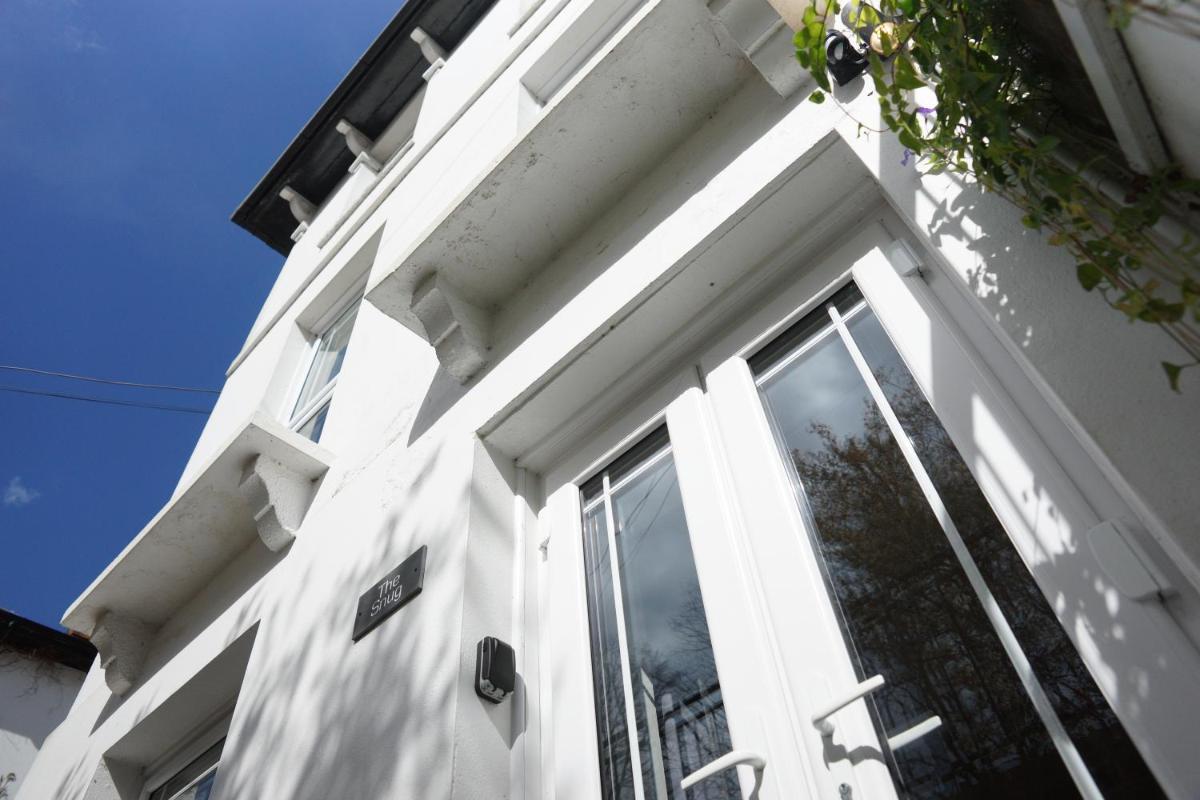 Stunning pied-a-terre moments from the water. - Housity