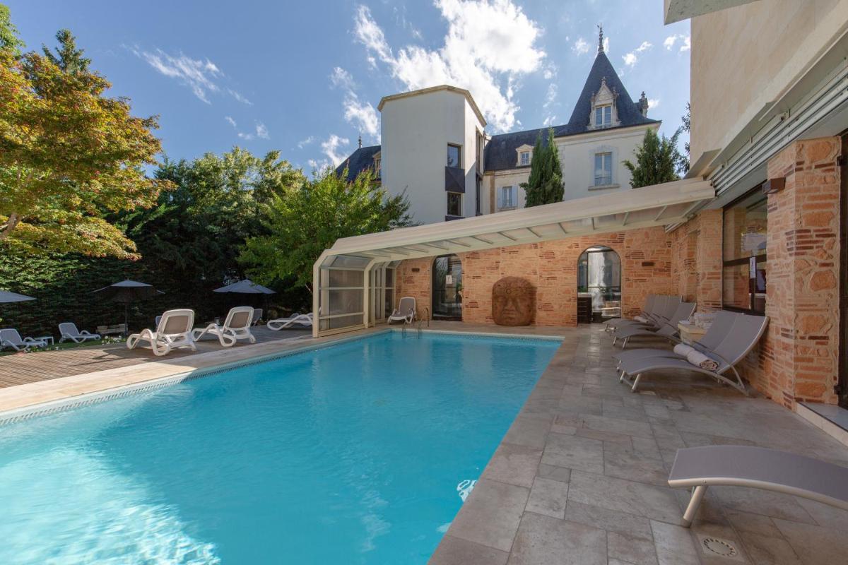 une piscine dans l'arrière-cour d'une maison dans l'établissement Clos La Boëtie & Spa, à Sarlat-la-Canéda