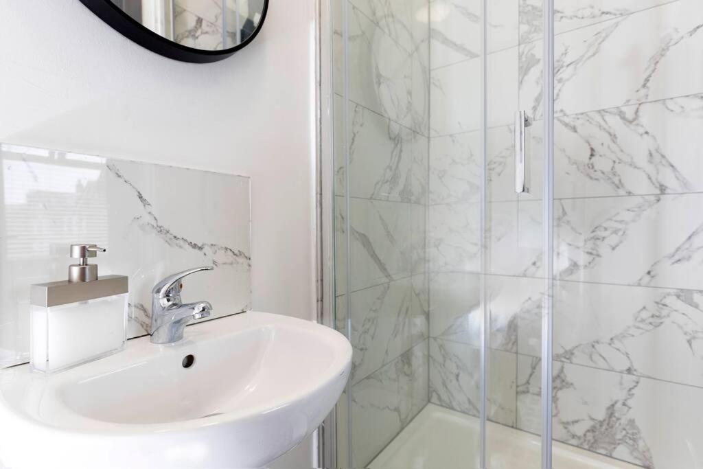 Modern centrally located 3 bed property with TVs in each bedroom super fast WiFi and crisp white hotel linen hosted by Our Home Short Stays - Housity