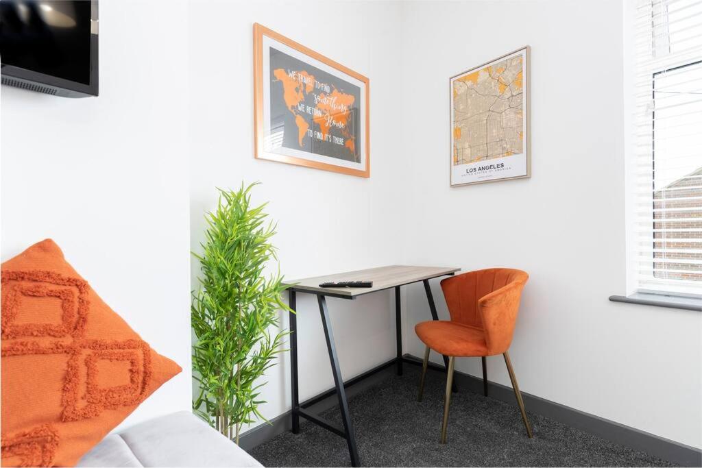 Modern centrally located 3 bed property with TVs in each bedroom super fast WiFi and crisp white hotel linen hosted by Our Home Short Stays - Housity