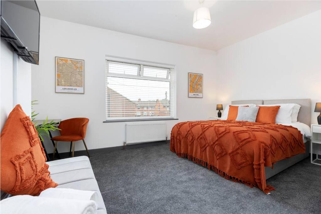 Modern centrally located 3 bed property with TVs in each bedroom super fast WiFi and crisp white hotel linen hosted by Our Home Short Stays - Housity