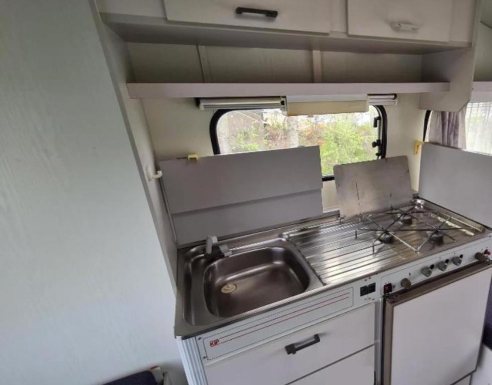 Volledig uitgeruste 2/3 persoons caravan - Housity