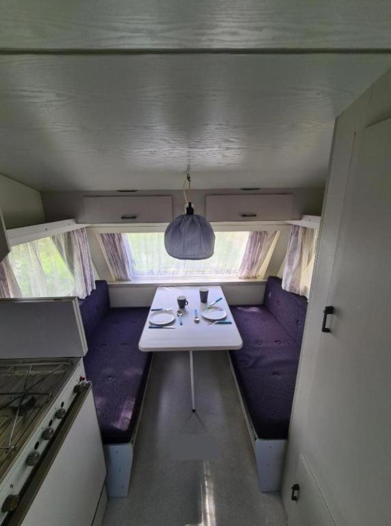 Volledig uitgeruste 2/3 persoons caravan - Housity