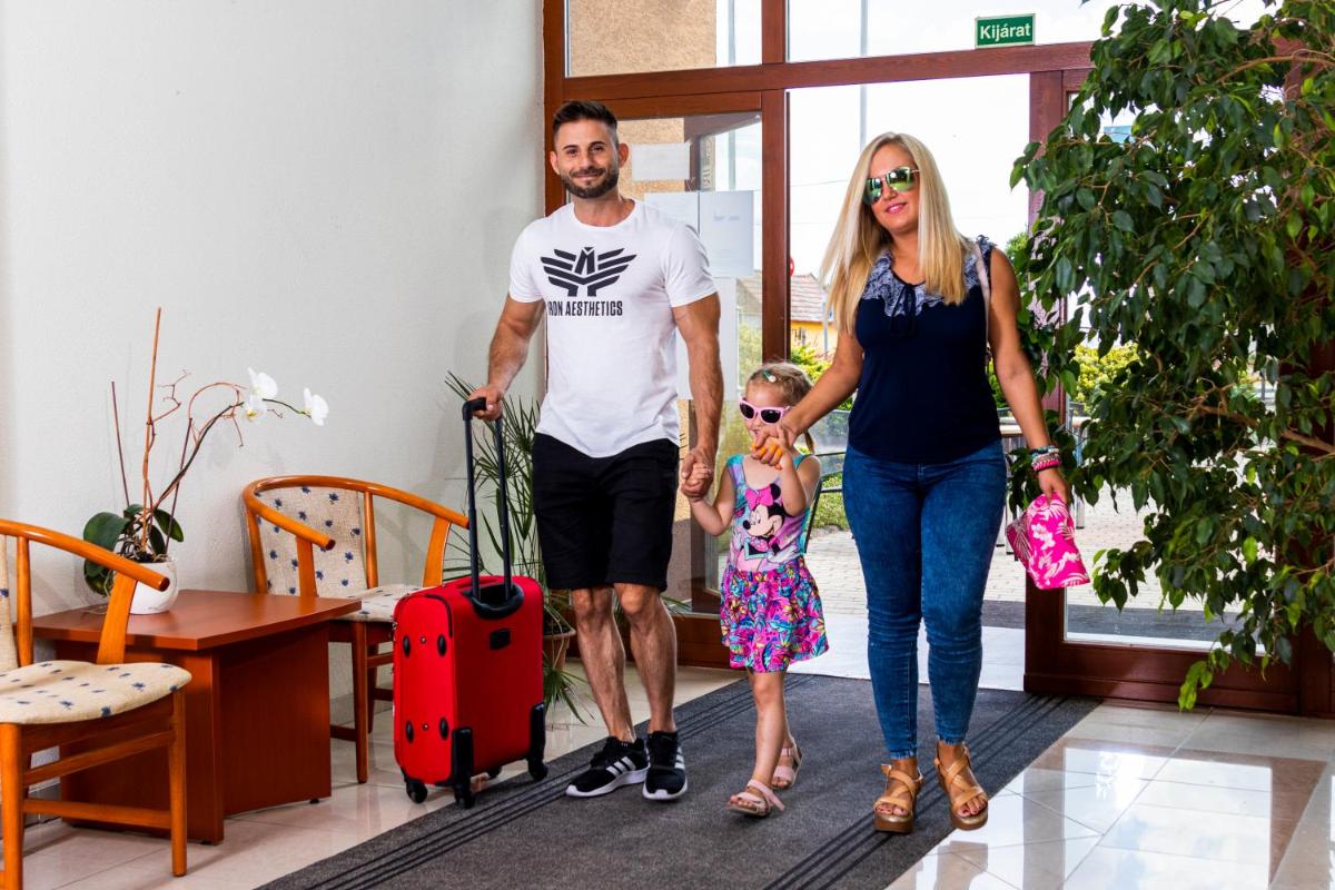 Hotel Imperial Gyogyszallo es Gyogyfurdo - Housity