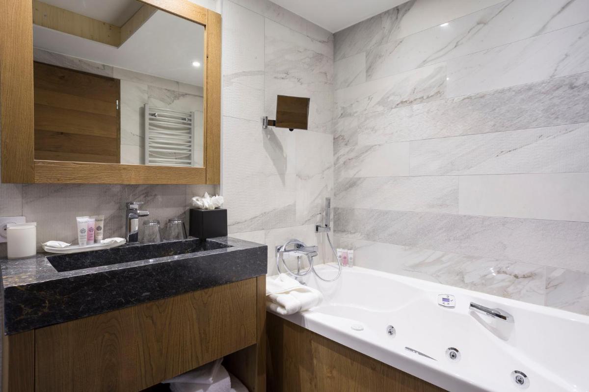 Salle de bains dans l'établissement Hôtel Alparena & Spa - 4 étoiles