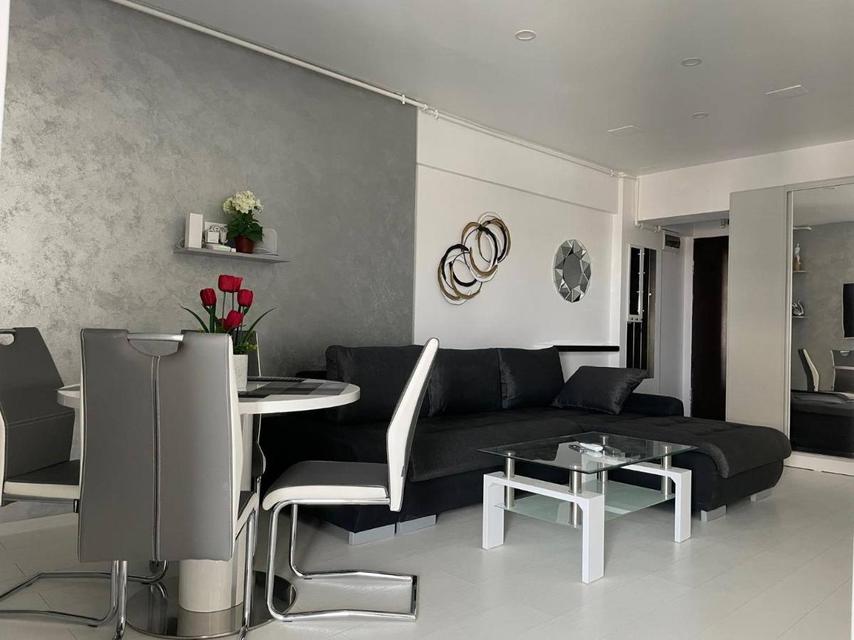 Luxury Westpark 2-Room Apartment Lakeview W5 - Housity
