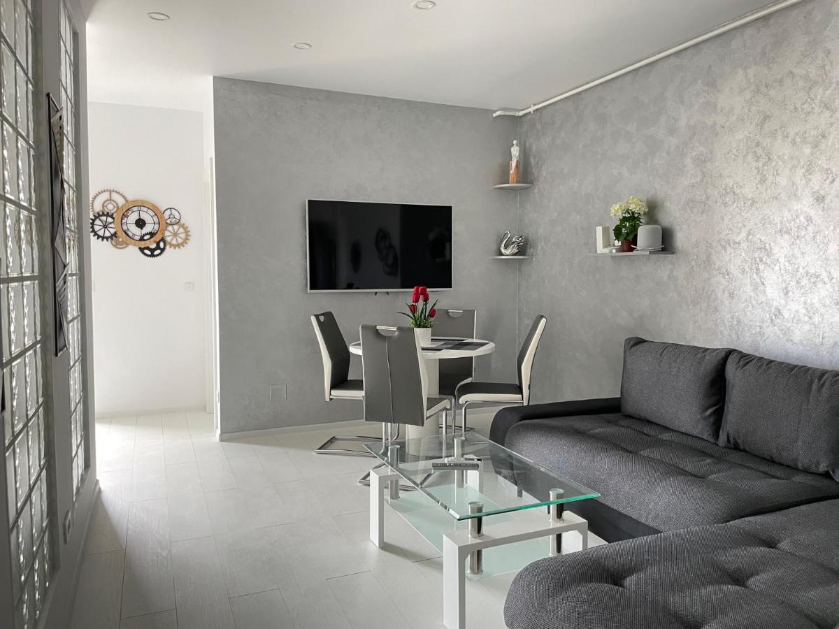 Luxury Westpark 2-Room Apartment Lakeview W5 - Housity