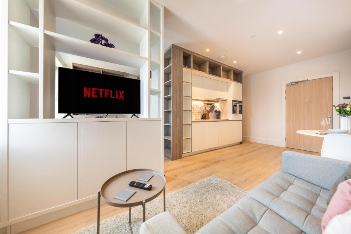 LUXURY APARTMENTS - Heathrow airport - Housity
