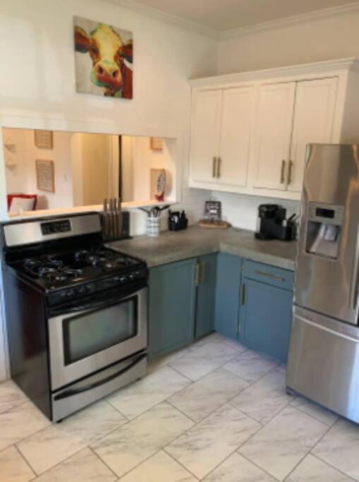 Clinton Home Guest Room - Private Bath Shared commons - Housity