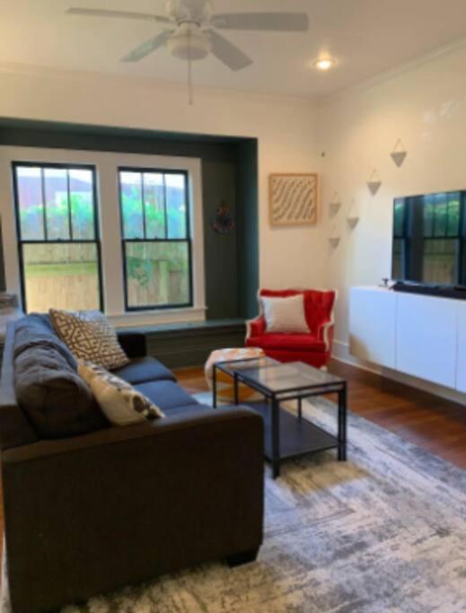 Clinton Home Guest Room - Private Bath Shared commons - Housity