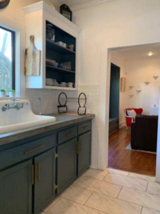 Clinton Home Guest Room - Private Bath Shared commons - Housity