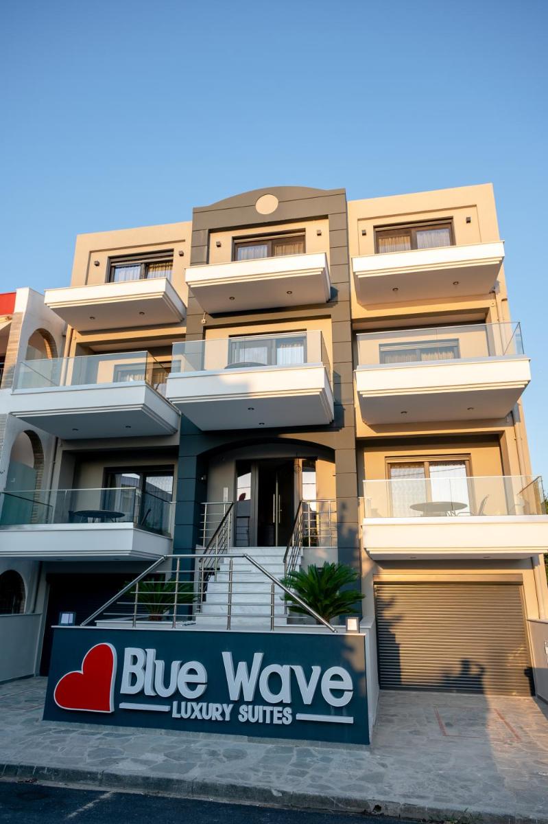Blue Wave Luxury Suites - Housity