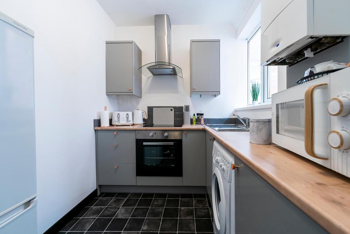 Ground Floor 2 Bedroom Comfortable Spacious Home Miracle - Housity