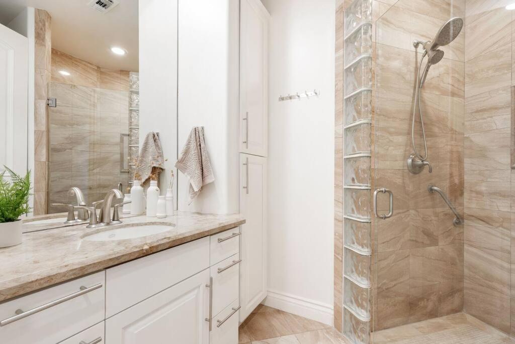 Skyview - Private Mountainside Villa with Pool, Game Room & Gym! #4928 4BR - Housity