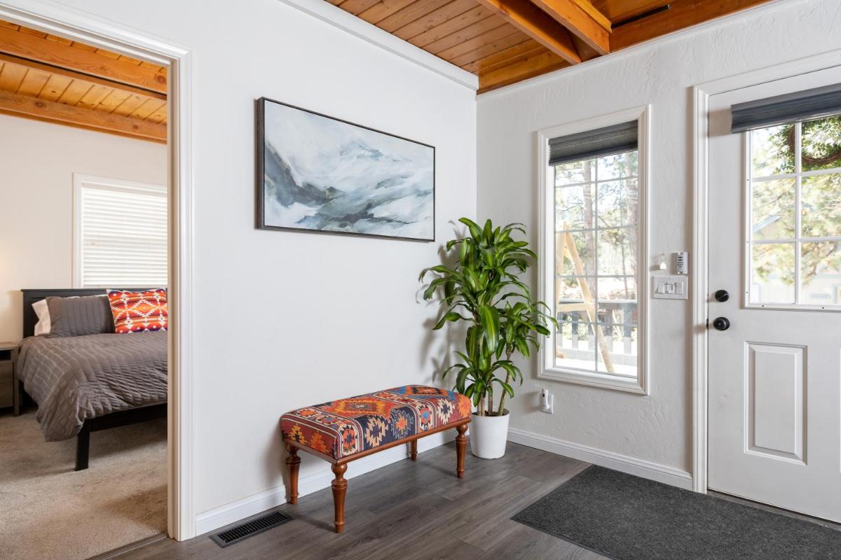 Bayview Bungalow - Cabin with Hot Tub One Block from Big Bear Lake! - Hizvo