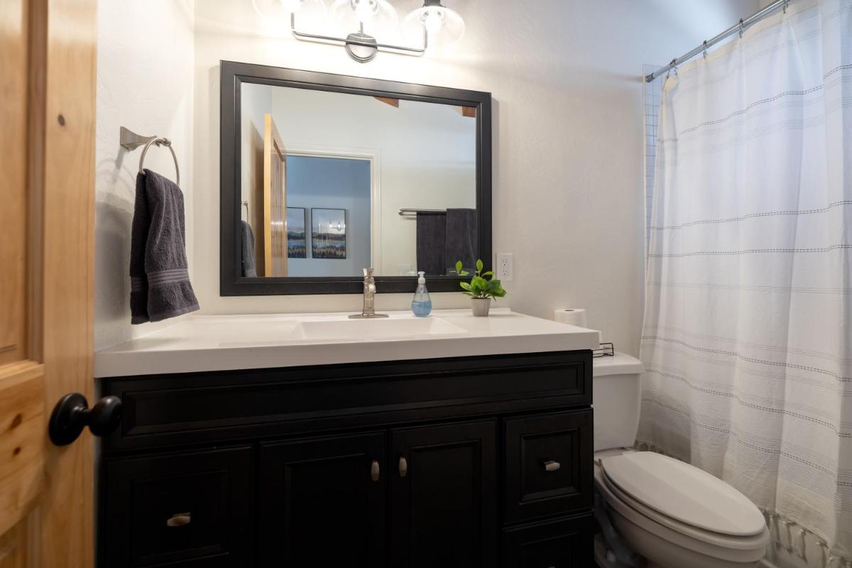 Bayview Bungalow - Cabin with Hot Tub One Block from Big Bear Lake! - Hizvo