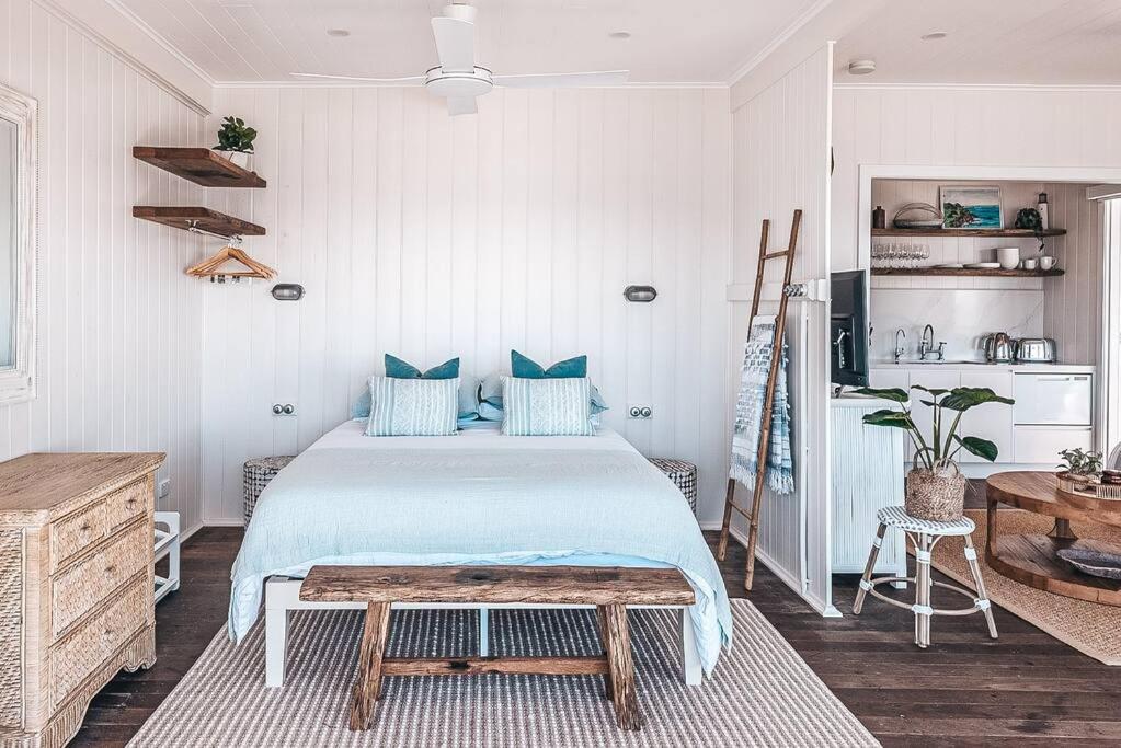 BAY PROPERTIES . Beach House Studio - Housity