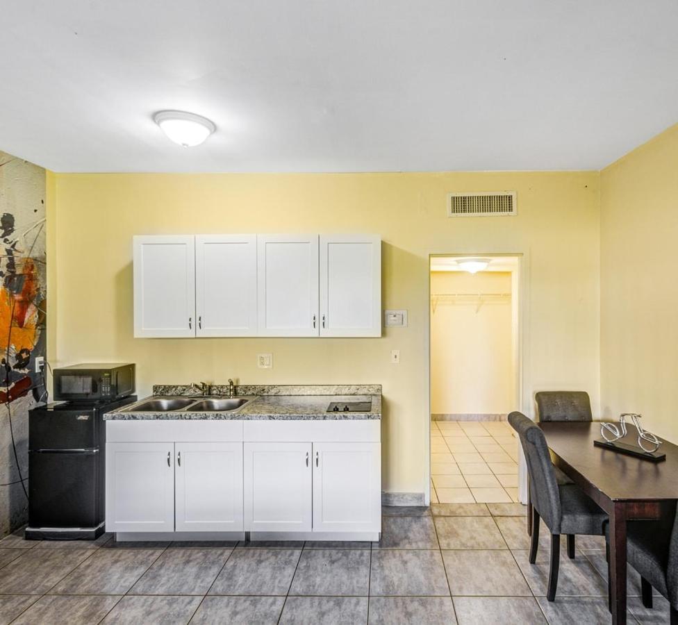 Private Hallandale Beach Studio wBath walking distance to the beach pool free parking - Housity