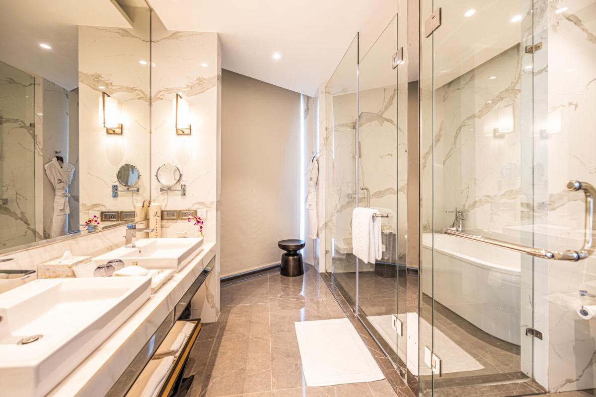 a bathroom with two sinks and a shower at The Leela Bhartiya City Bengaluru in Bengaluru a bathroom with two sinks and a shower at The Leela Bhartiya City Bengaluru in Bengaluru