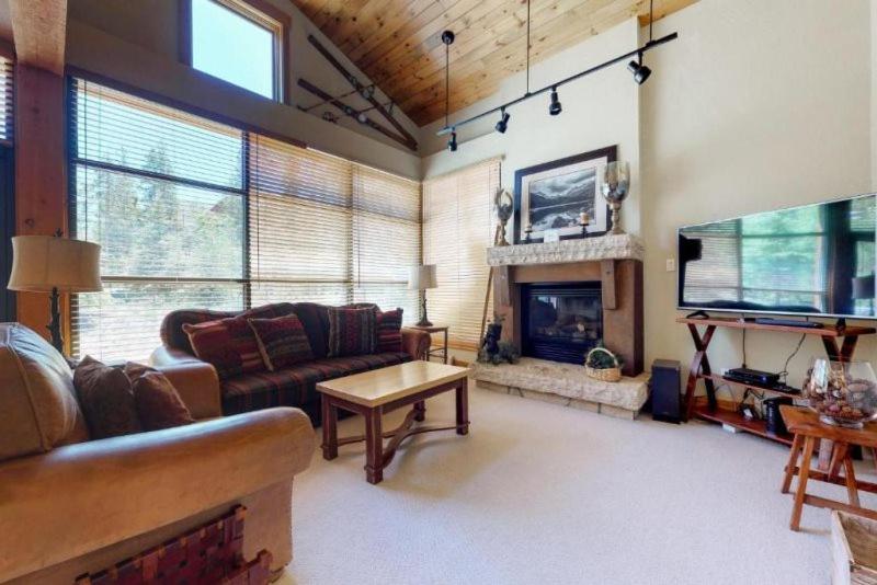 Family Friendly 3 Bedroom Mountaiin Vacation Rental In Keystone With Complimentary Shuttle Service And Hot Tub Access - Housity