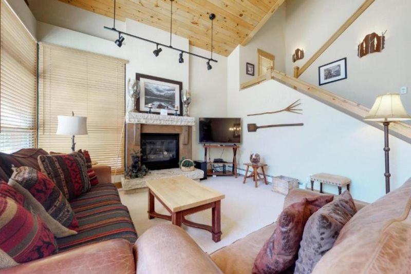 Family Friendly 3 Bedroom Mountaiin Vacation Rental In Keystone With Complimentary Shuttle Service And Hot Tub Access - Housity