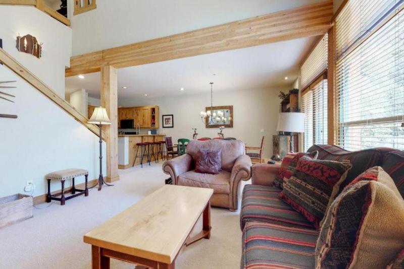 Family Friendly 3 Bedroom Mountaiin Vacation Rental In Keystone With Complimentary Shuttle Service And Hot Tub Access - Housity