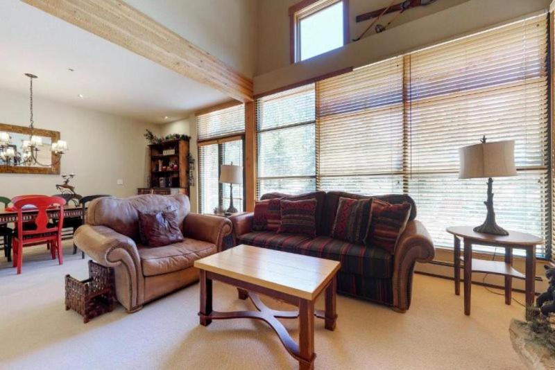 Family Friendly 3 Bedroom Mountaiin Vacation Rental In Keystone With Complimentary Shuttle Service And Hot Tub Access - Hizvo
