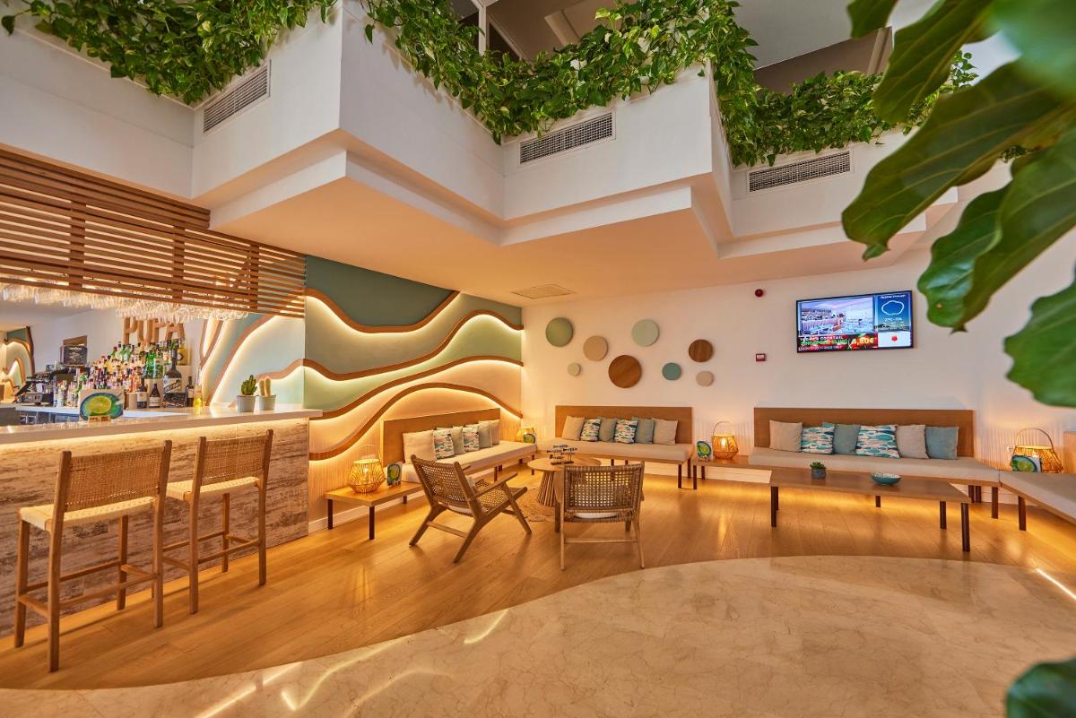 un restaurante con bar en Aparthotel Ponent Mar, en Palmanova