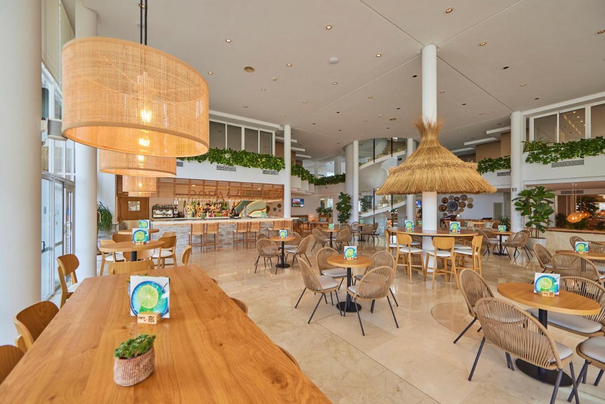 Un restaurante o sitio para comer en Aparthotel Ponent Mar
