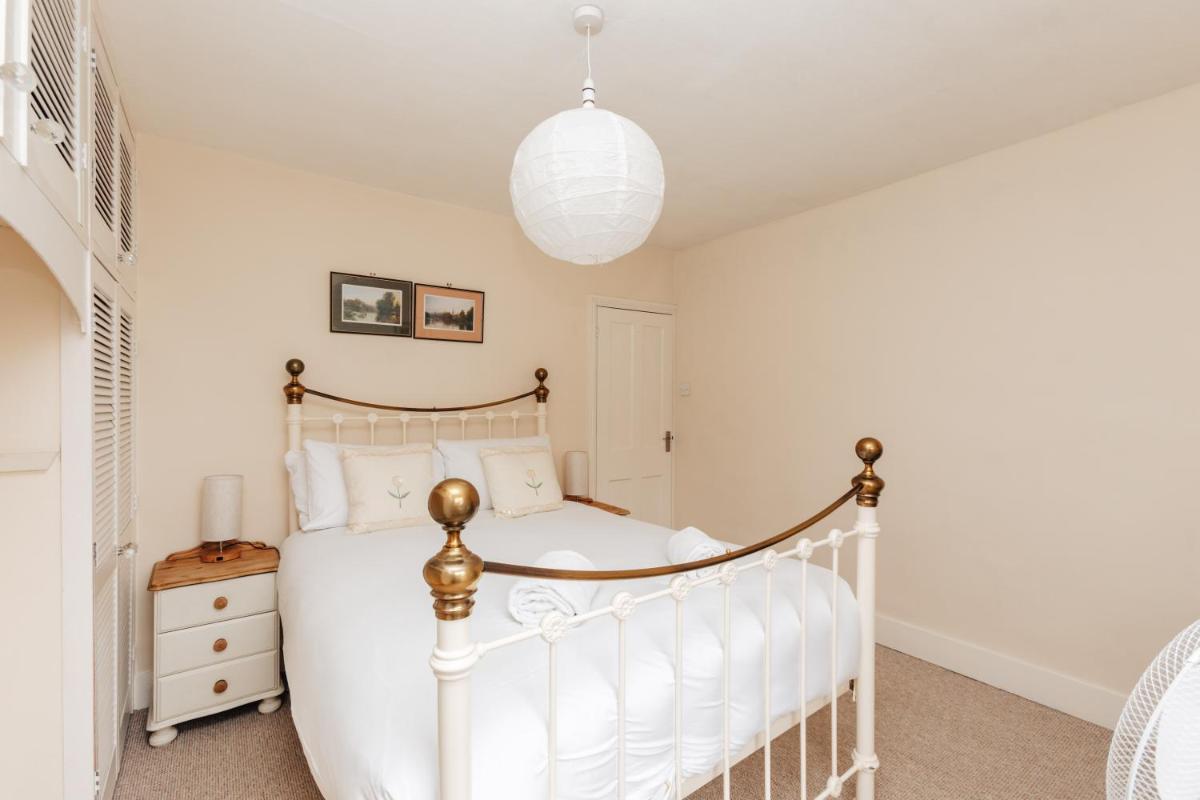 Park End House - Parking, Pet Friendly - Housity