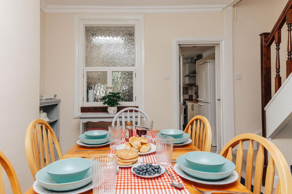Park End House - Parking, Pet Friendly - Housity