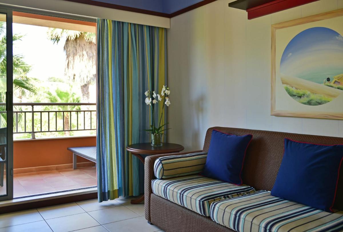 Uma área de estar em Pestana Porto Santo Premium All Inclusive Beach & SPA Resort