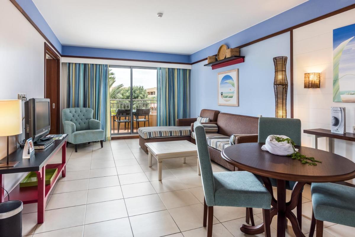 Uma área de estar em Pestana Porto Santo Premium All Inclusive Beach & SPA Resort