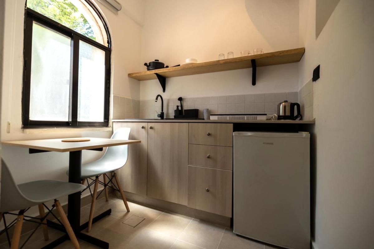Julia's Hotel Suites - Housity